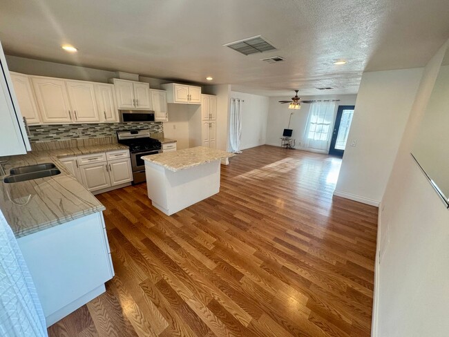 Building Photo - Beautiful 4 bedroom in West Lancaster