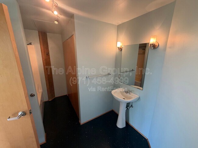 Building Photo - 1420 NW Lovejoy St