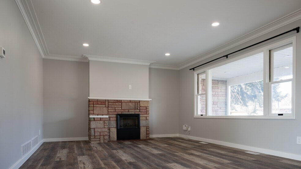 Building Photo - 920 9th St