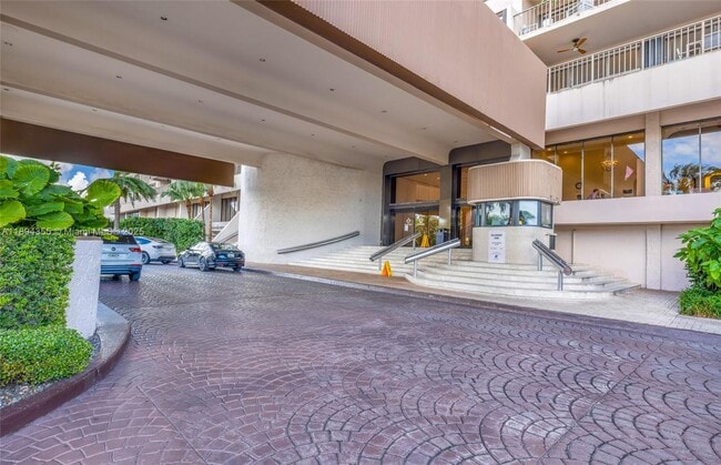 Building Photo - 1800 NE 114th St