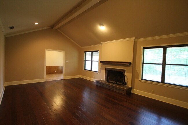 Building Photo - Coming Soon! 3-bedroom, 2-bathroom gem!