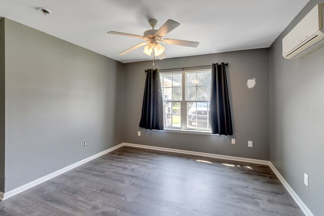 Building Photo - 402 Sterling Creek Dr