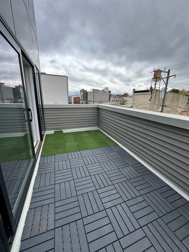 Building Photo - Recently Constructed, Modern 3 Bed / 3 Bath Bi Level Apartment Near Temple — Private Rooftop + Ba...
