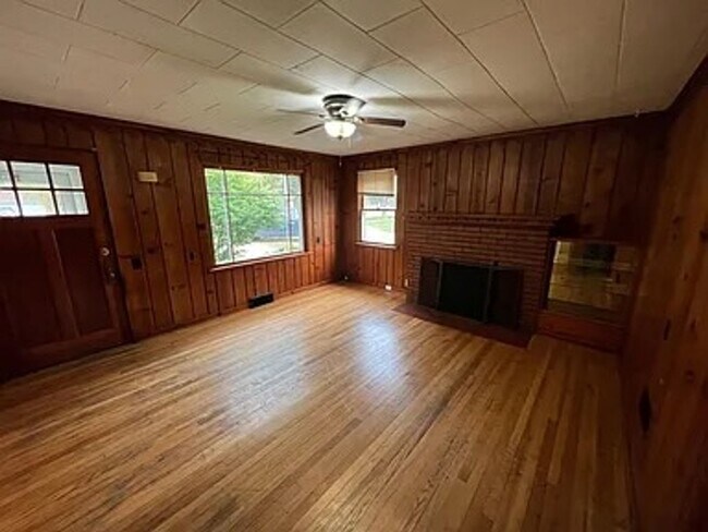Building Photo - 2 bed 1 bathroom