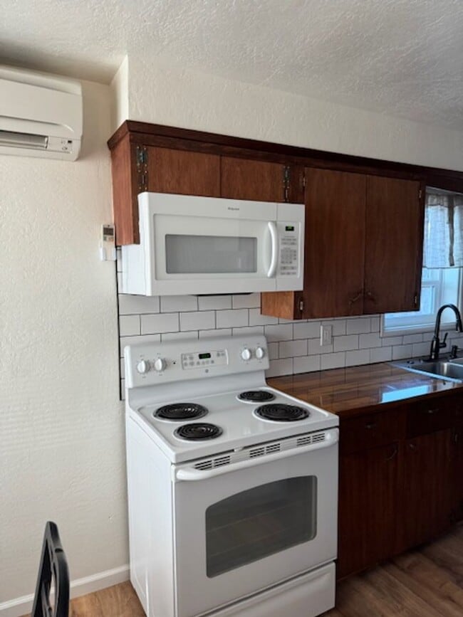 Building Photo - SINGLE LEVEL HOME WITH SPACIOUS FENCED IN YARD