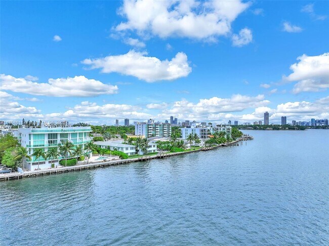 Building Photo - 2000 Bay Dr