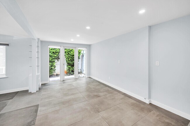 Building Photo - 828 NE 17th Way
