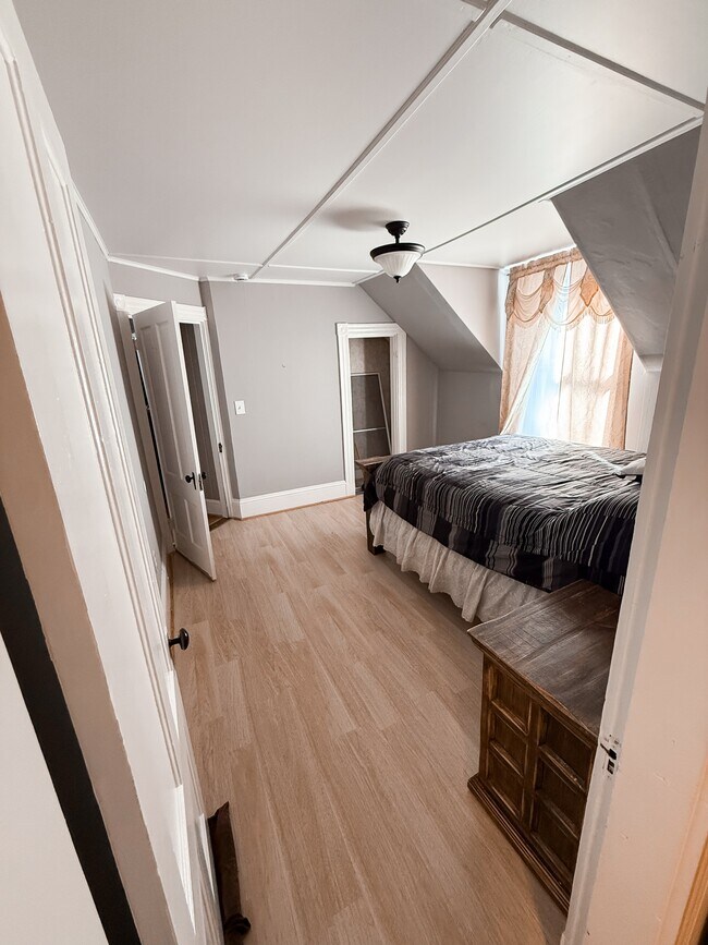 Building Photo - 4 Autumn St