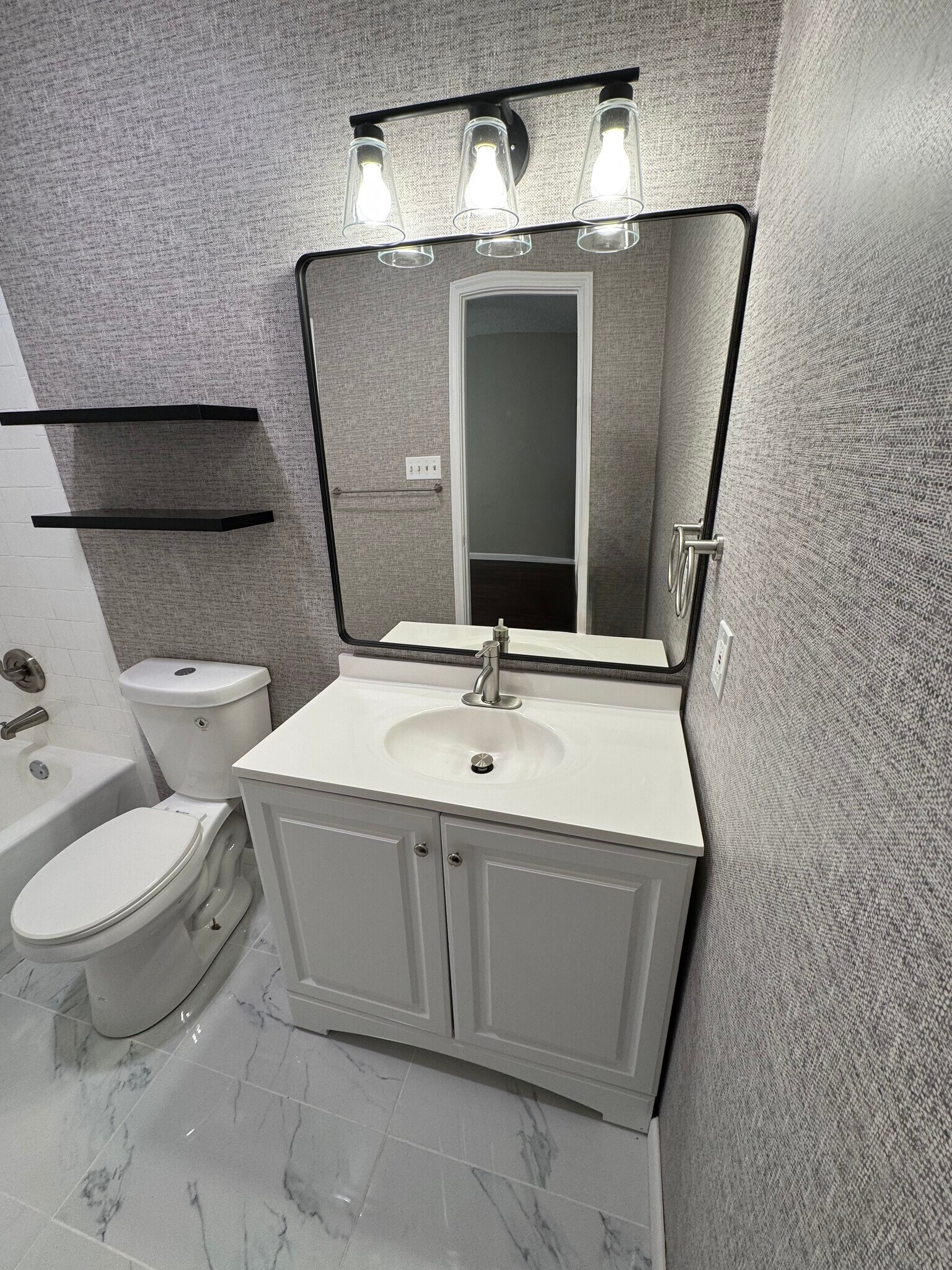 Building Photo - 6101 Parkwood Dr