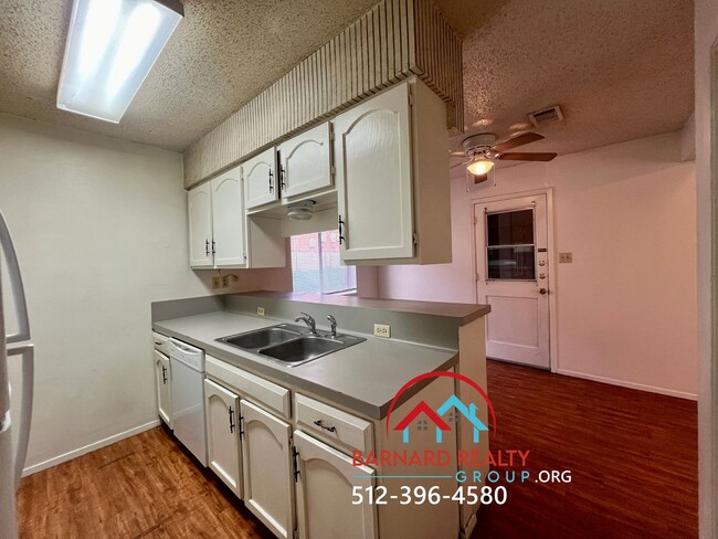 Building Photo - Application Pending: 2 bed/1 bath duplex w...