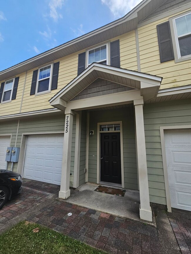 Building Photo - Modern 3Bed/2.5-Ba Townhome in PCB – Resor...