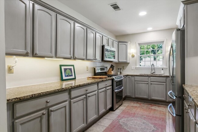 Building Photo - 5 bedroom 3 bathroom with over 3,500 square feet in East Memphis near Walnut Grove and Perkins