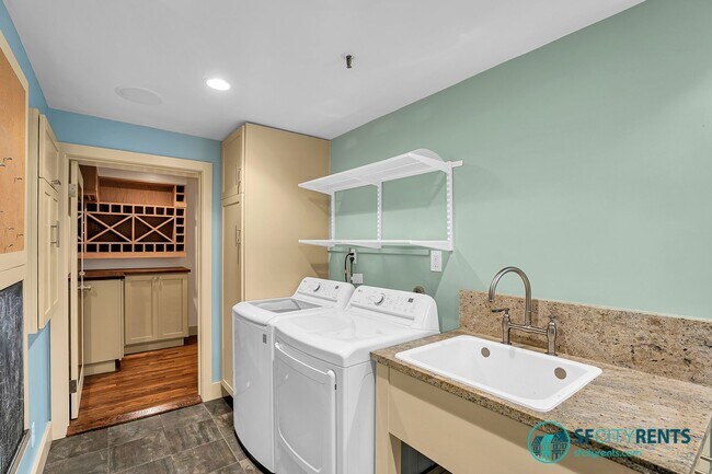 Building Photo - Pacific Heights: Remodeled Bi-Level Condo w/ Private Yard & Garage near Alta Vista Park