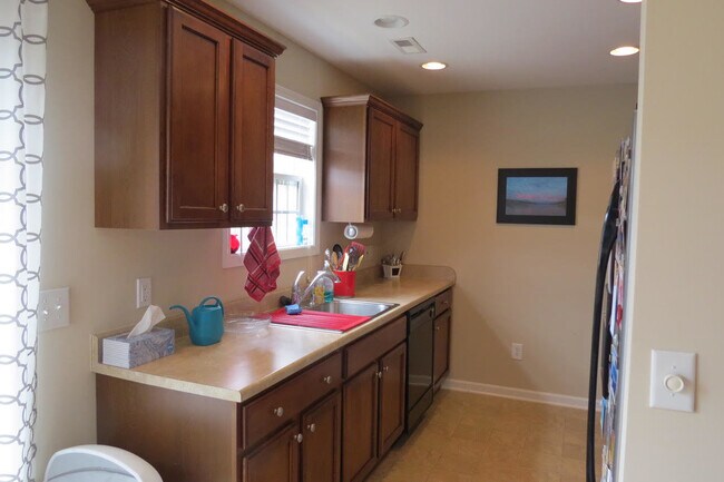 Building Photo - 2 Bedroom / 2.5 Bath Condo Johnson City, TN