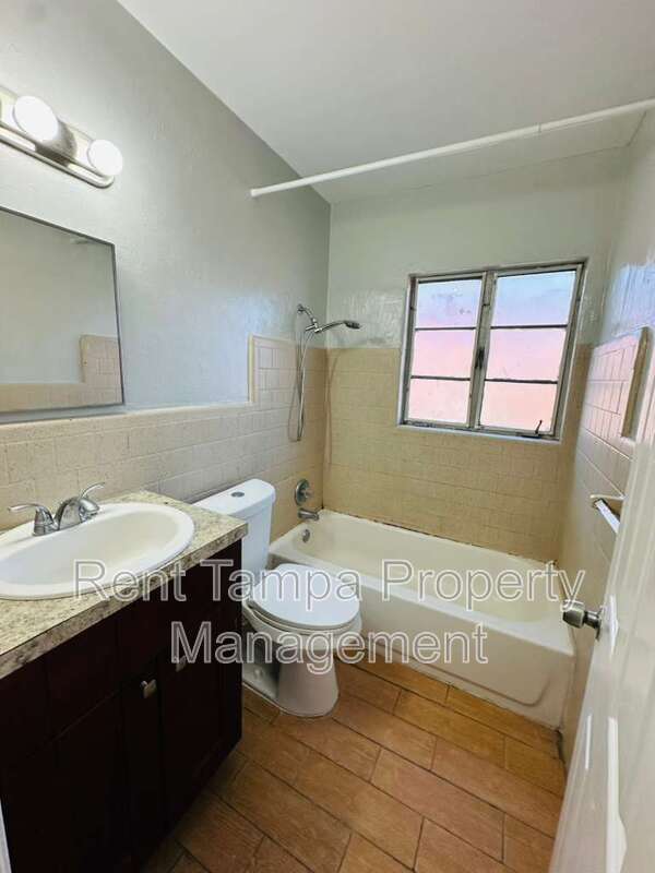 Building Photo - 761 22nd Ave S