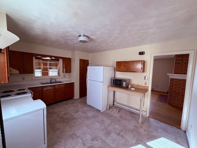 Building Photo - Charming Country Home with Spacious Yard & Mountain Views – Singers Glen, VA