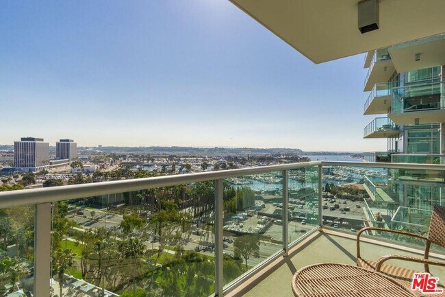 Building Photo - 13700 Marina Pointe Dr