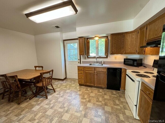 Building Photo - 17 Brooks Ln
