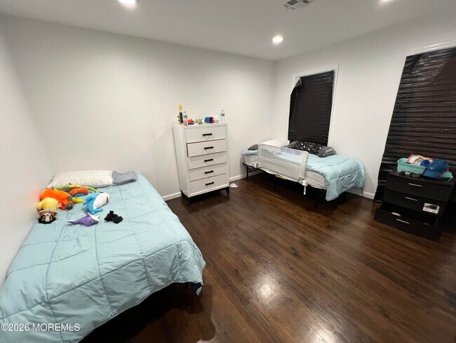 Building Photo - 8 Ridge Rd