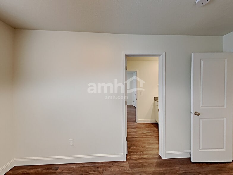 Building Photo - 2412 E Surry Way