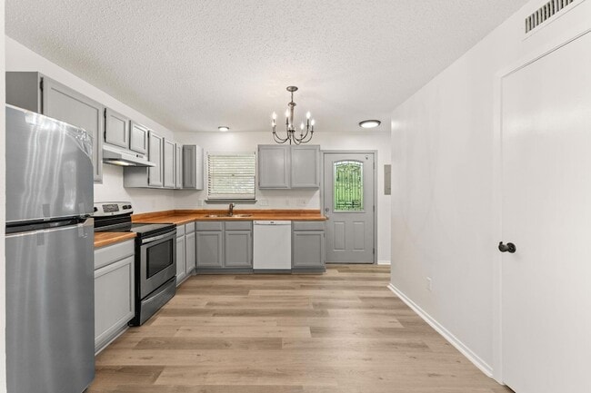 Building Photo - 15205 Cavalier Canyon Dr
