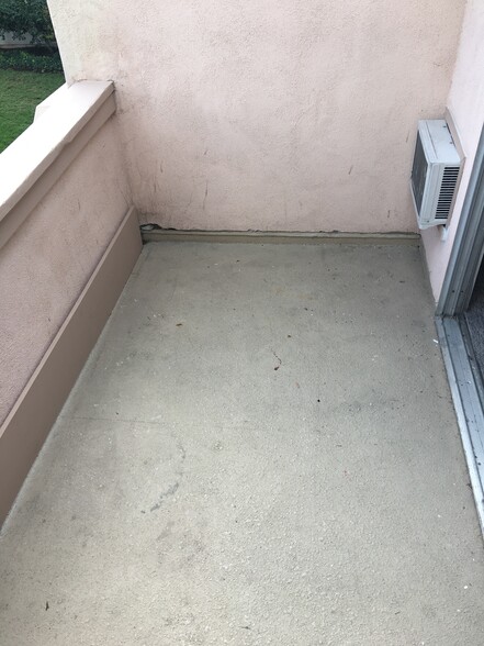 Balcony - 3238 Ashford Street