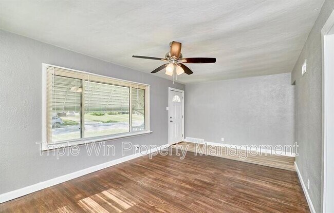 Building Photo - 9823 Meadowview Dr