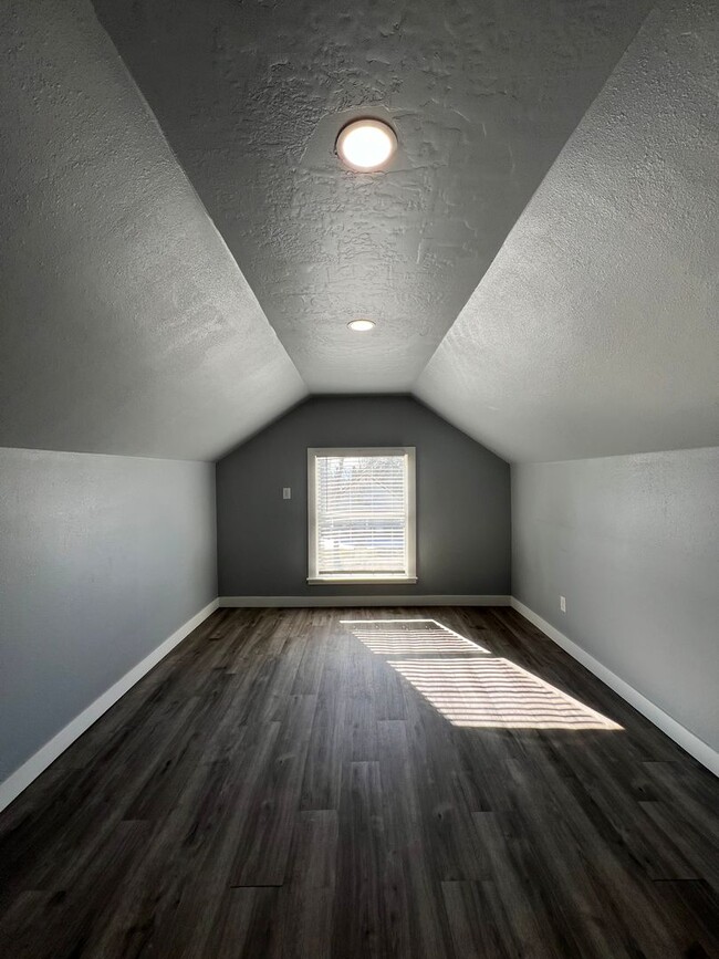 Building Photo - Charming 3 Bedroom 2 Bathroom House!!