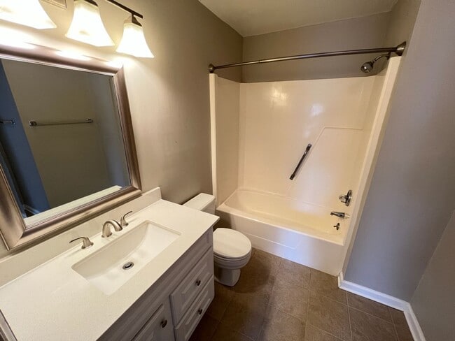 Building Photo - Adorable 3 Bedroom Townhouse w/ 1st Floor Bedroom