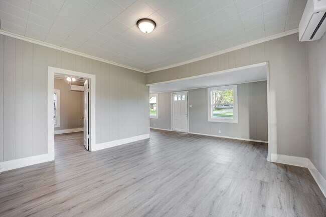 Building Photo - FREE MONTH RENT! Freshly Updated 3 Bedroom House