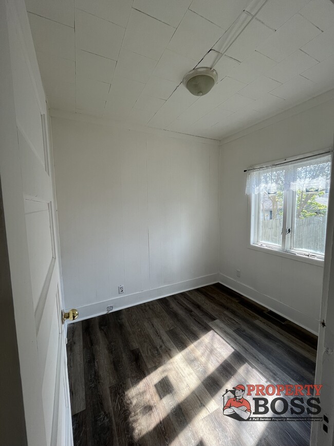 Building Photo - 1701 Elston St