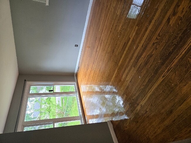 Building Photo - 3 bed 1 bath brick ranch - Available now!