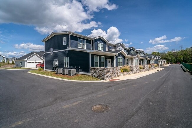 Building Photo - 1550 Crownpoint Dr