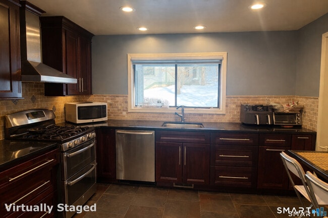 Building Photo - 8 Crossroads Ln