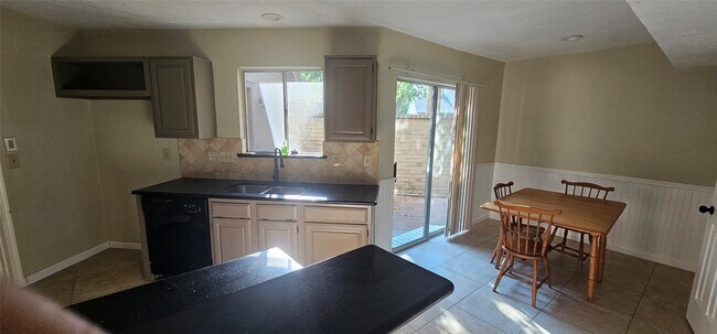 Building Photo - 3511 Meadowcrest Ln