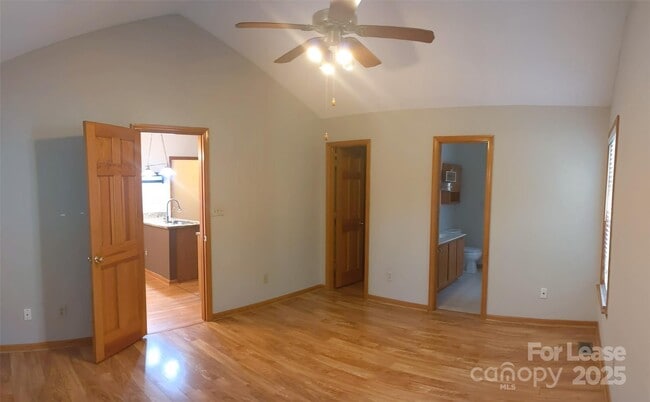 Building Photo - 3704 Wilshire Ln