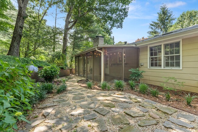 Building Photo - Updated Ranch - Excellent East Asheville L...