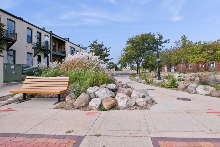 Building Photo - 105 E Bremer Ave