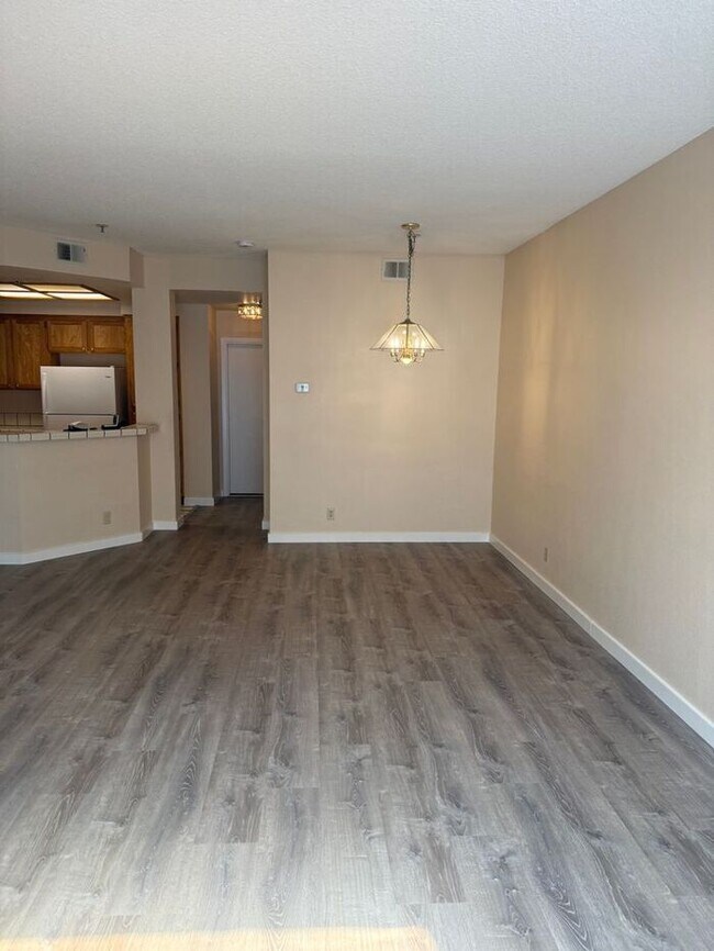 Building Photo - Wonderful 2 Bedroom, 2.5 Bath Condo!