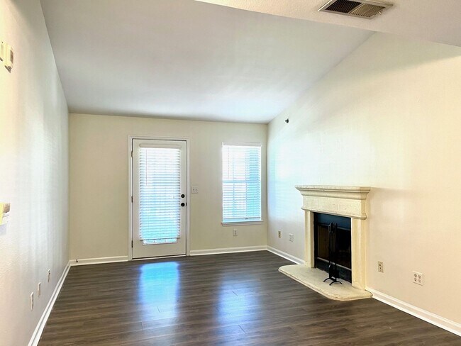 Building Photo - 2 Bed/2 Bath, Gated Community, Close to Sh...