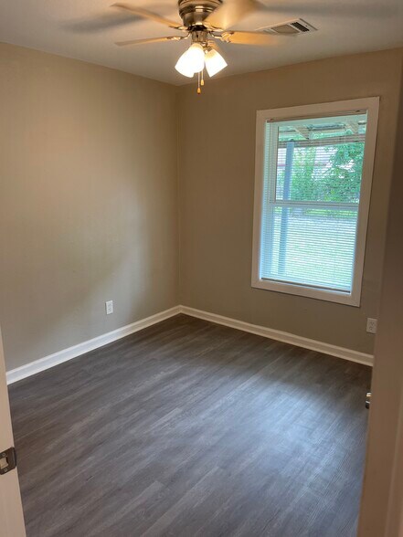 Building Photo - 9505 Sierra Dr