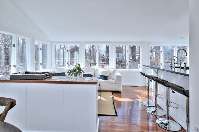 Building Photo - 562 Canoe Hill Rd