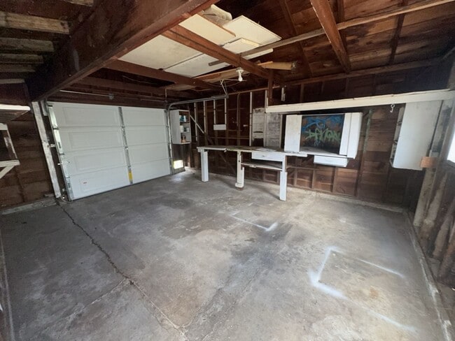 Building Photo - Pet-friendly Home Located in Eureka!