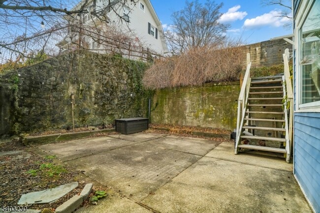 Building Photo - 216 William St