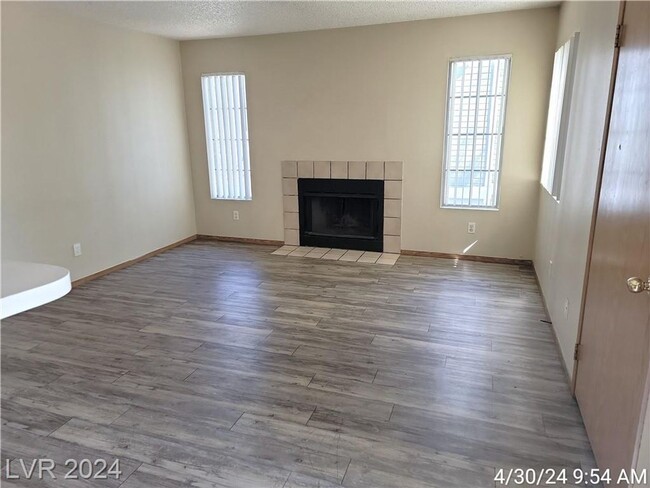 Building Photo - UPSTAIRS 2 BEDROOM UNIT ON THE EASTSIDE!