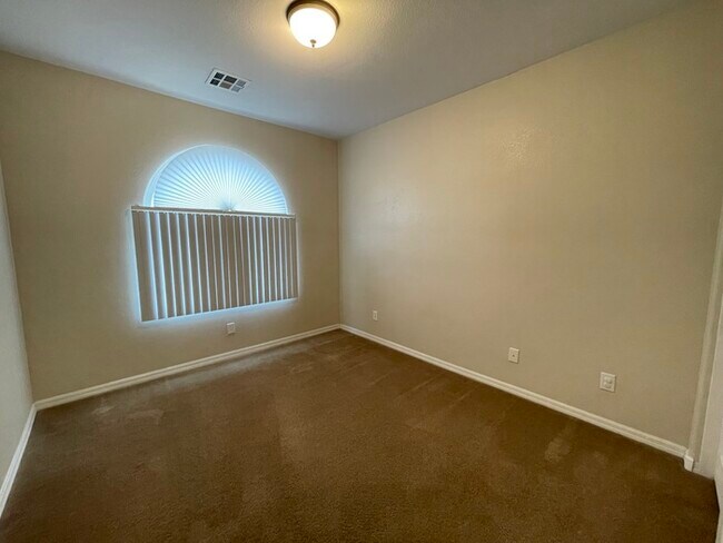 Building Photo - Carry Over Showing: This property has been...