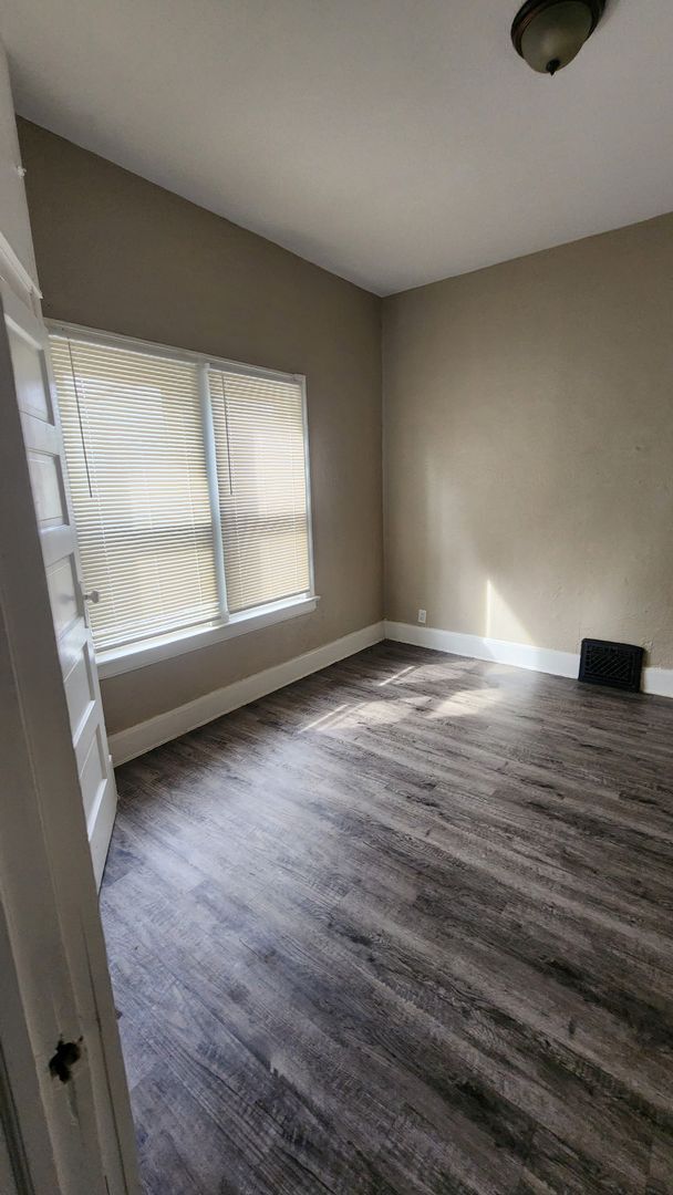 Building Photo - 2 Bed 1 Bath