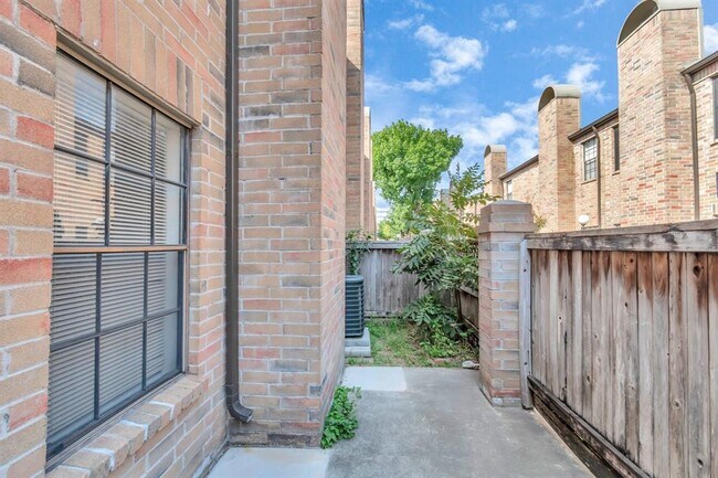 Building Photo - 9800 Pagewood Ln