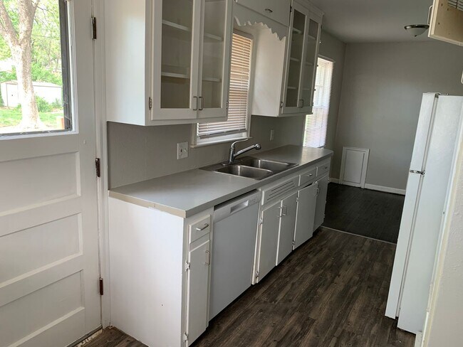 Building Photo - $900 - 2 bedroom/ 1 bathroom - Single fami...