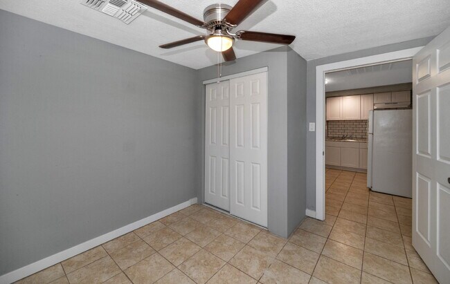 Building Photo - 2BR Unit with Private Backyard One Level